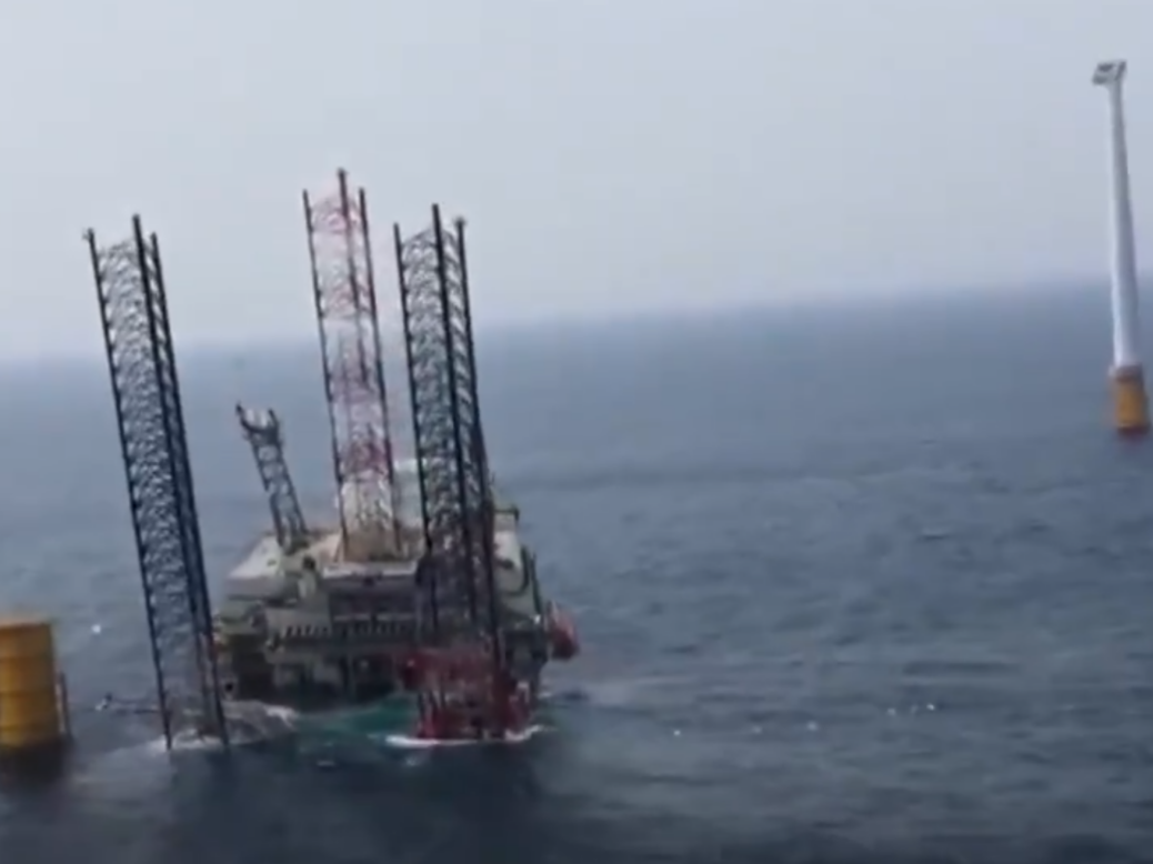 Tliting wind farm construction jackup rig